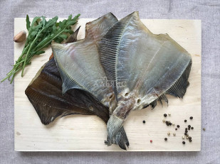 Кальмар филе с перцем (хот тейс): Камбала камчатская вяленая без икры