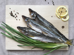 Кальмар филе с перцем (хот тейс): Корюшка вяленая с икрой