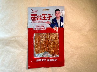 Бастони Снеки сыровяленые с можжевельником: Мучные полоски КРАСНЫЕ со вкусом пряной говядины 76 гр